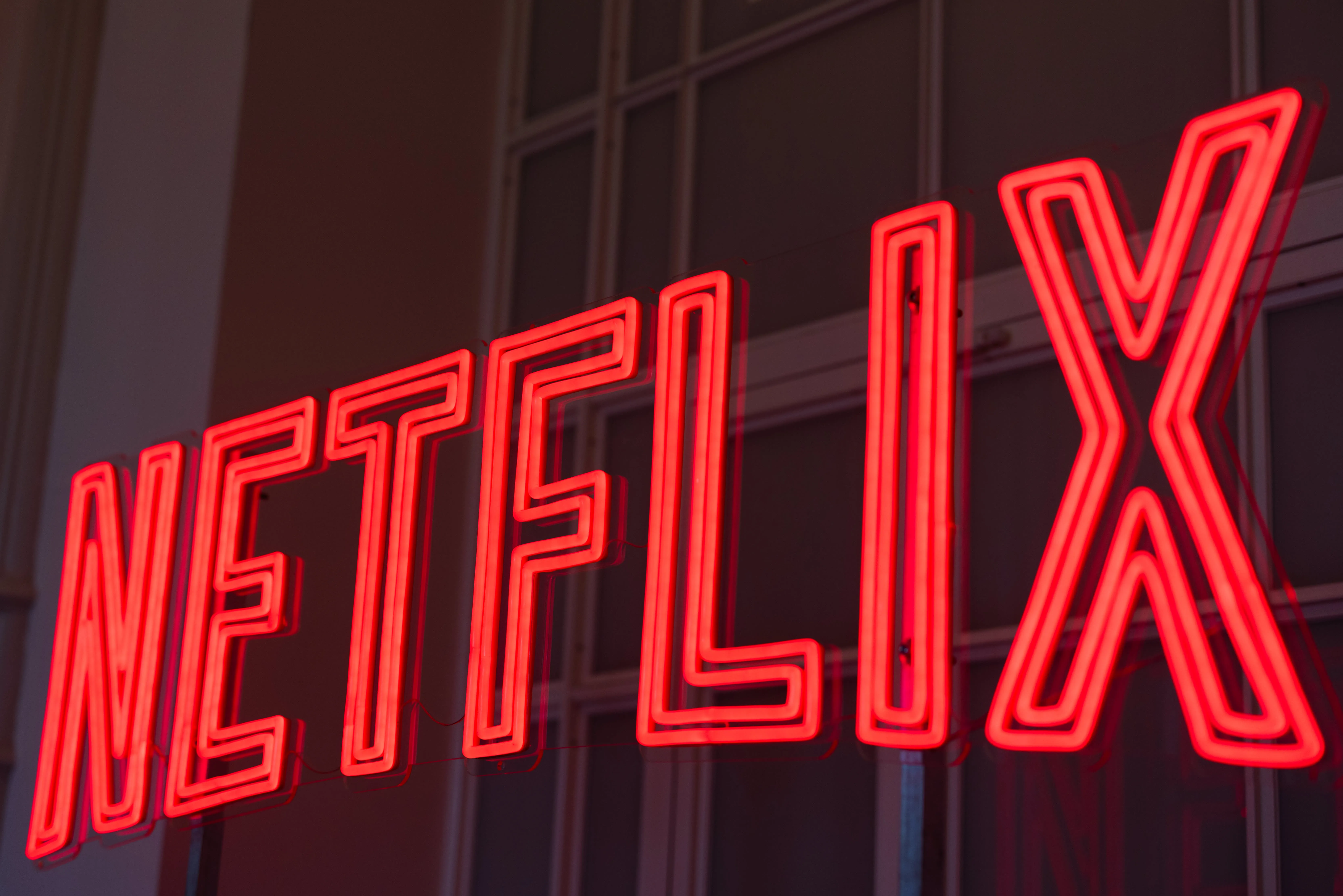 突发新闻:Netflix公司在华尔街和股票市场的投资见解